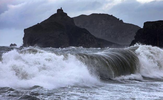 Buscan en el exterior del puerto de Ondarroa a una persona que podría haber caído al agua