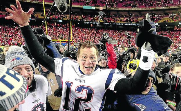 Tom Brady celebra la victoria ante Kansas City Chiefs que le ha dado el pase a la SuperBowl.