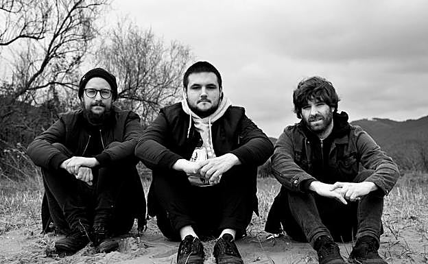 Mirri (bajo y voz), Arza (batería) y Edorta (guitarra y voz) en Urdaibai.