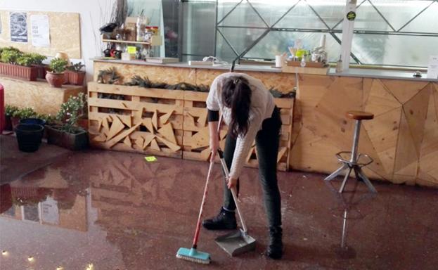 En Espacio Open, situado en la Ribera, se han encontrado los locales inundados esta mañana.