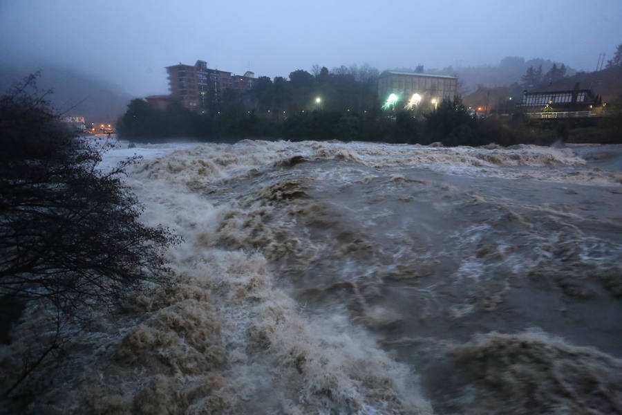 El río Cadagua, con el caudal muy elevado a la altura de Alonsotegi a primera hora de esta mañana.