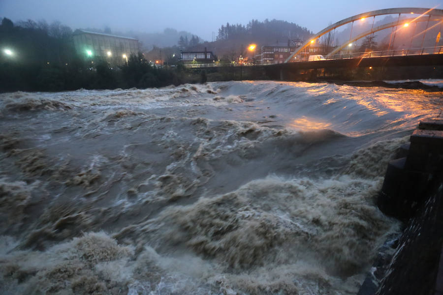 El río Cadagua, con el caudal muy elevado a la altura de Alonsotegi a primera hora de esta mañana.