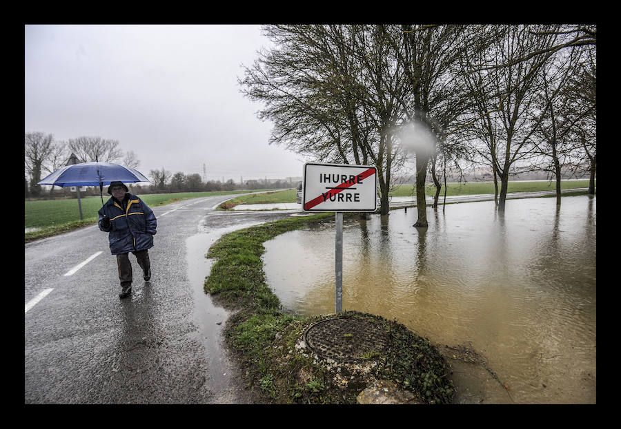 El temporal de intensas lluvias caídas en Álava continúa provocando algunos inconvenientes y percances en el territorio histórico. Los ojos se posan especialmente en las carreteras y ríos de la provincia, que tratan de absorber la gran cantidad de agua -en algunos casos en forma de nieve- que se ha precipitado casi sin interrupción a lo largo de las últimas horas. En consecuencia, la formación de balsas de agua y el desbordamiento del Zadorra y el Baias están afectando este jueves al tráfico.