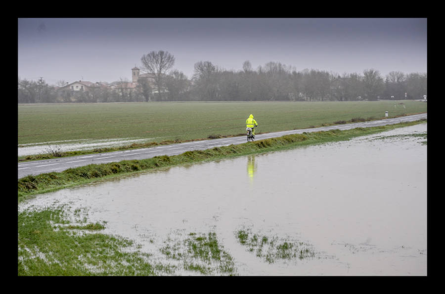 Yurre. El temporal de intensas lluvias caídas en Álava continúa provocando algunos inconvenientes y percances en el territorio histórico. Los ojos se posan especialmente en las carreteras y ríos de la provincia, que tratan de absorber la gran cantidad de agua -en algunos casos en forma de nieve- que se ha precipitado casi sin interrupción a lo largo de las últimas horas. En consecuencia, la formación de balsas de agua y el desbordamiento del Zadorra y el Baias están afectando este jueves al tráfico.