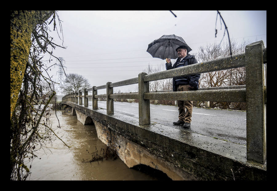 Yurre. El temporal de intensas lluvias caídas en Álava continúa provocando algunos inconvenientes y percances en el territorio histórico. Los ojos se posan especialmente en las carreteras y ríos de la provincia, que tratan de absorber la gran cantidad de agua -en algunos casos en forma de nieve- que se ha precipitado casi sin interrupción a lo largo de las últimas horas. En consecuencia, la formación de balsas de agua y el desbordamiento del Zadorra y el Baias están afectando este jueves al tráfico.