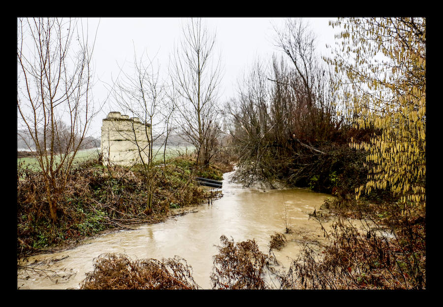 Mendibil. El temporal de intensas lluvias caídas en Álava continúa provocando algunos inconvenientes y percances en el territorio histórico. Los ojos se posan especialmente en las carreteras y ríos de la provincia, que tratan de absorber la gran cantidad de agua -en algunos casos en forma de nieve- que se ha precipitado casi sin interrupción a lo largo de las últimas horas. En consecuencia, la formación de balsas de agua y el desbordamiento del Zadorra y el Baias están afectando este jueves al tráfico.