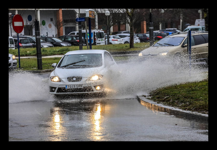 Vitoria. El temporal de intensas lluvias caídas en Álava continúa provocando algunos inconvenientes y percances en el territorio histórico. Los ojos se posan especialmente en las carreteras y ríos de la provincia, que tratan de absorber la gran cantidad de agua -en algunos casos en forma de nieve- que se ha precipitado casi sin interrupción a lo largo de las últimas horas. En consecuencia, la formación de balsas de agua y el desbordamiento del Zadorra y el Baias están afectando este jueves al tráfico.