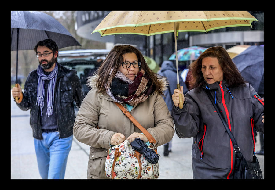 Vitoria. El temporal de intensas lluvias caídas en Álava continúa provocando algunos inconvenientes y percances en el territorio histórico. Los ojos se posan especialmente en las carreteras y ríos de la provincia, que tratan de absorber la gran cantidad de agua -en algunos casos en forma de nieve- que se ha precipitado casi sin interrupción a lo largo de las últimas horas. En consecuencia, la formación de balsas de agua y el desbordamiento del Zadorra y el Baias están afectando este jueves al tráfico.