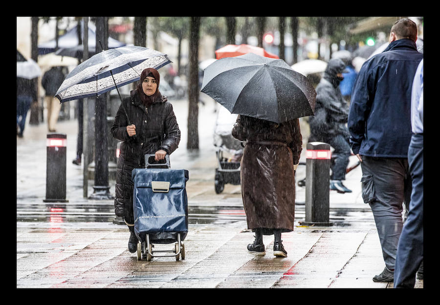 Vitoria. El temporal de intensas lluvias caídas en Álava continúa provocando algunos inconvenientes y percances en el territorio histórico. Los ojos se posan especialmente en las carreteras y ríos de la provincia, que tratan de absorber la gran cantidad de agua -en algunos casos en forma de nieve- que se ha precipitado casi sin interrupción a lo largo de las últimas horas. En consecuencia, la formación de balsas de agua y el desbordamiento del Zadorra y el Baias están afectando este jueves al tráfico.