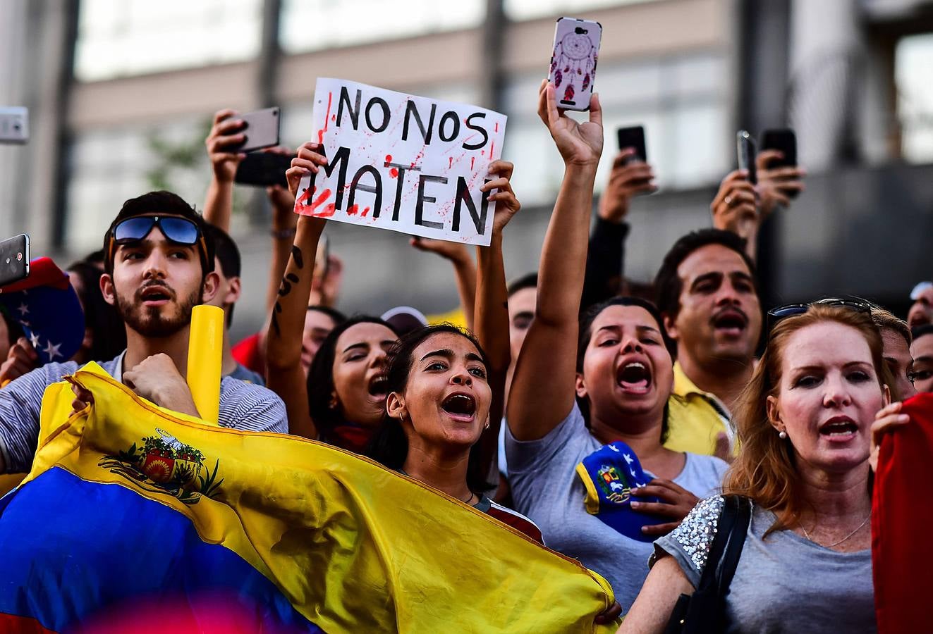 Los enfrentamientos entre manifestantes contra Maduro y las fuerzas de seguridad se intensifican en Caracas