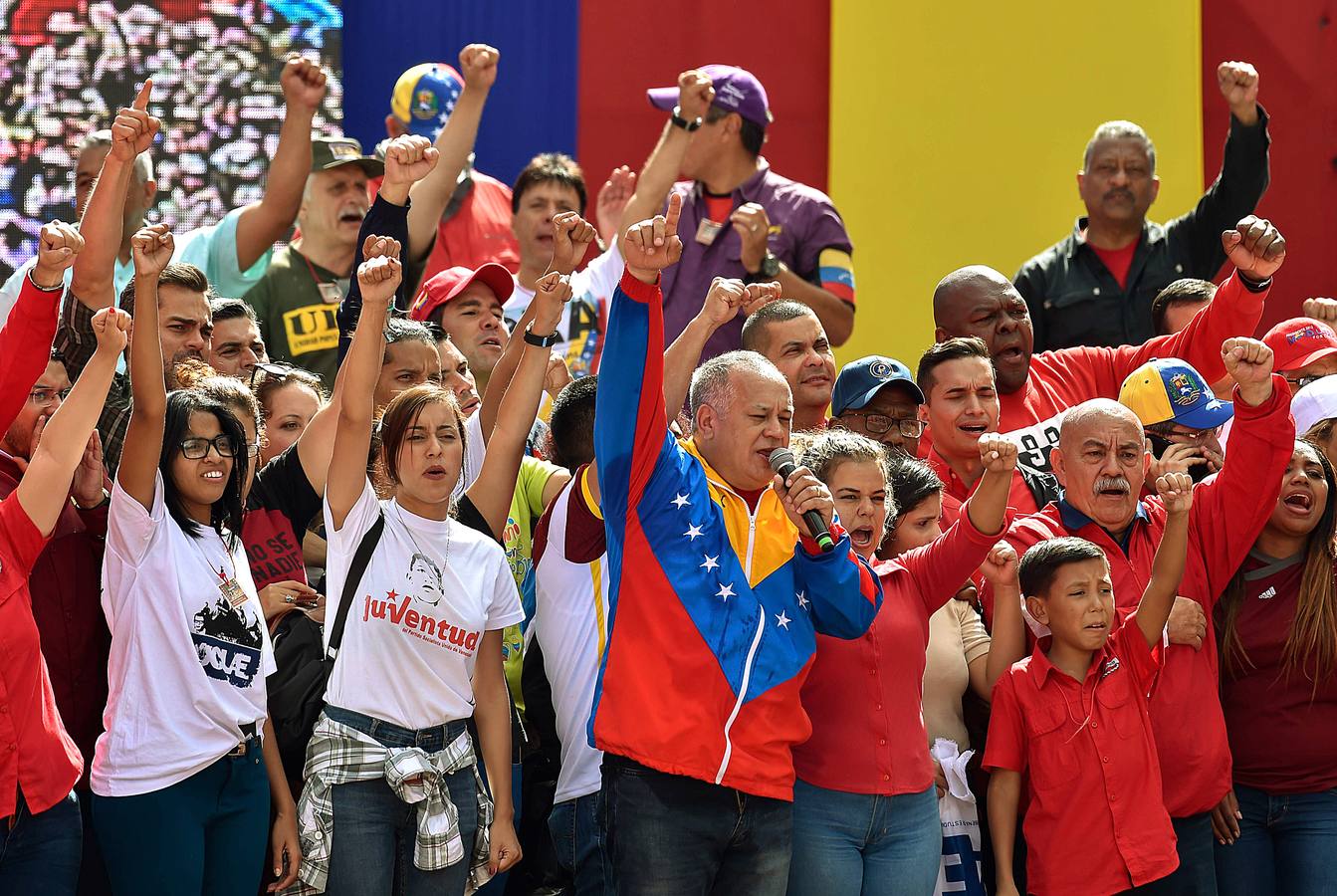 Los enfrentamientos entre manifestantes contra Maduro y las fuerzas de seguridad se intensifican en Caracas