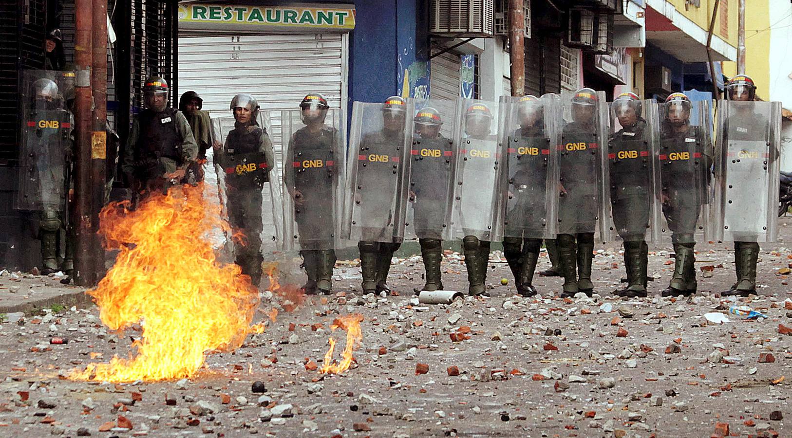 Los enfrentamientos entre manifestantes contra Maduro y las fuerzas de seguridad se intensifican en Caracas