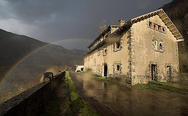 El arco iris luce junto a la estación de Yera, uno de los apeaderos proyectados en la línea.
