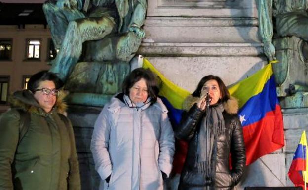 La eurodiptada Izaskun Bilbao (PNV) durante la concentración de venezolanos ayer frente al Parlamento Europeo.