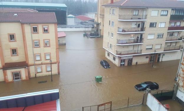 El casco urbano de Villarcayo, anegado este jueves.