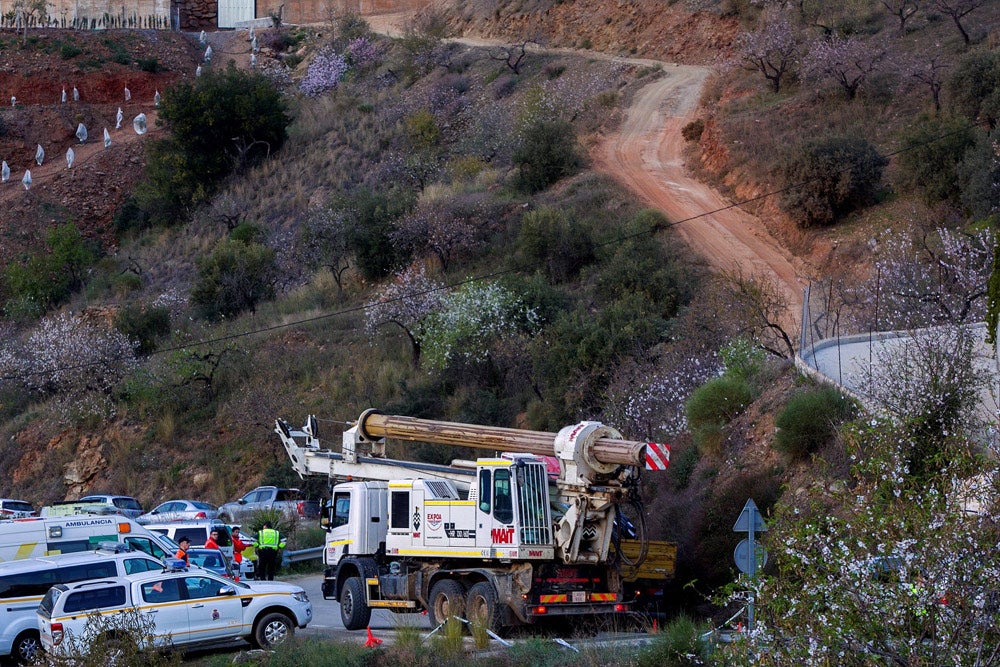 EN BUSCA DE UNA SOLUCIÓN. Los especialistas desplazados a la zona ven enseguida que el rescate va a ser muy complicado y proponen varias alternativas: dos pozos paralelos, una galería horizontal que fue desechada por los desprendimientos... finalmente, optan por hacer un pozo paralelo de unos 60 metros con la perforadora que se ve en la imagen.