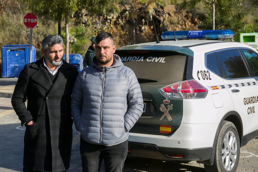 EL PADRE, ANTE LAS CÁMARAS. Los padres del crío «están pasando un infierno», han dicho los familiares. José, el padre, ha roto su silencio estos días en alguna ocasión. Acompañado de Juan José Cortés, el padre de Mari Luz -la niña onubense asesinada hace diez años-, ha agradecido el esfuerzo, aunque habló en un primer momento de «falta de medios».
