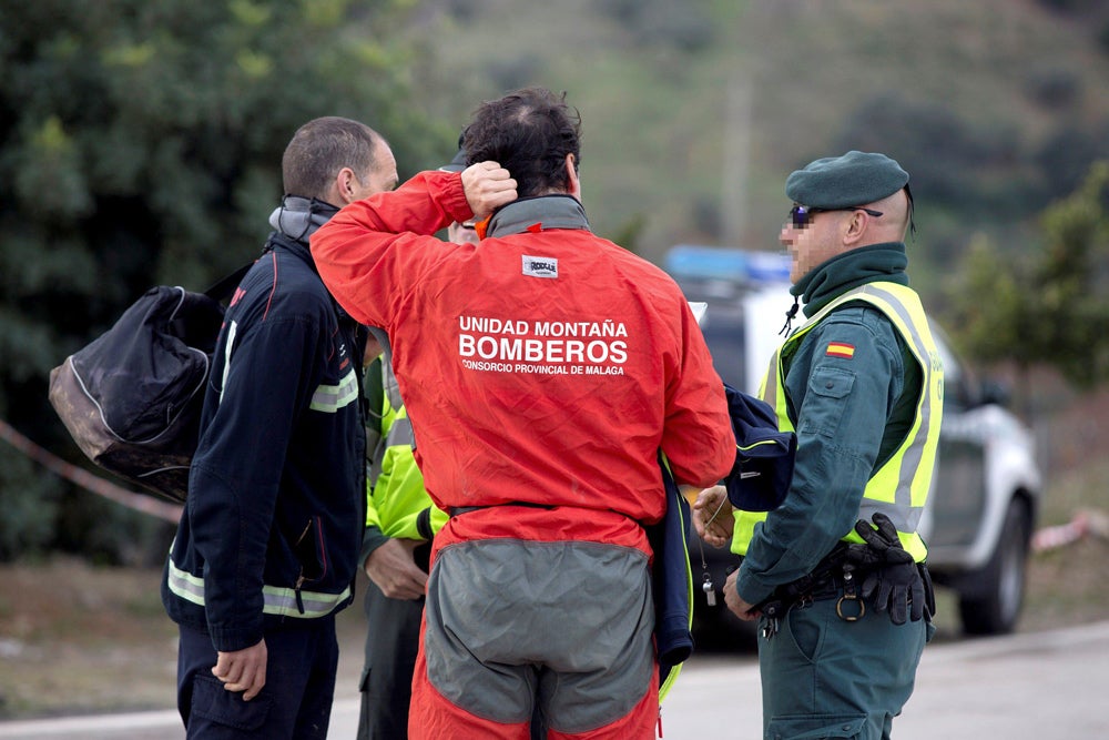 LA UNIÓN DE DISTINTOS CUERPOS Y EQUIPOS. La tarea de sacar a Julen se revela como algo titánico. Por eso, se desplazan hasta la zona efectivos de distintos cuerpos -como unidades de montaña de Bomberos y Guardia Civil- y los mejores expertos del país en distintos campos, como ingenieros y geólogos. Los trabajadores, sobre el terreno, van a turnos para avanzar rápido.
