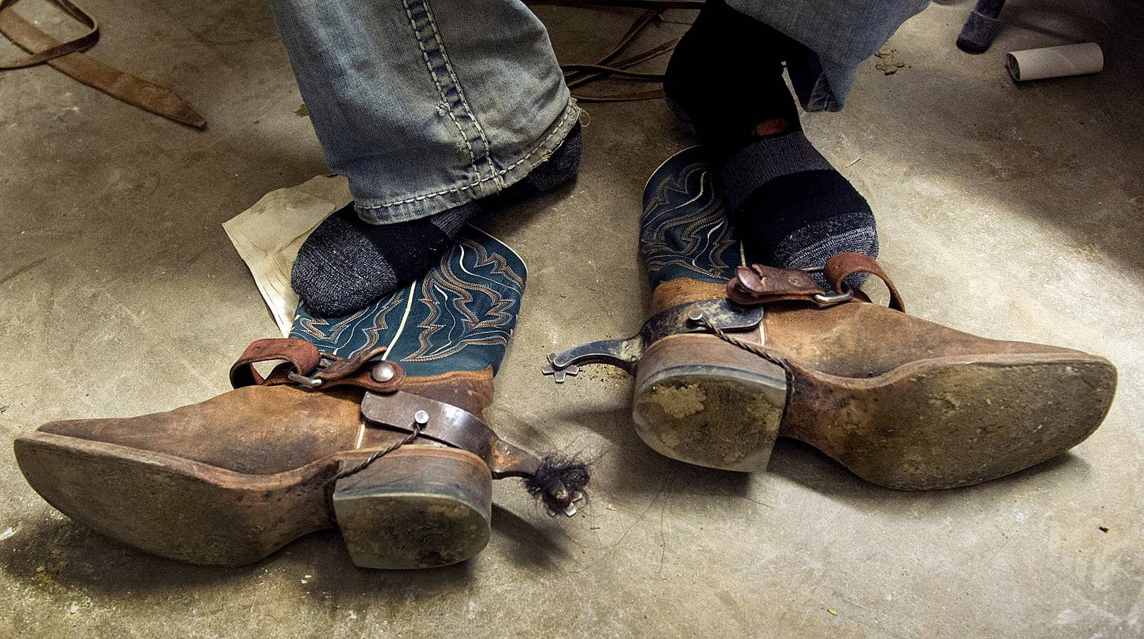 En Denver, Colorado, se celebra el único rodeo en el que participan vaqueros nativos y afroamericanos en homenaje a Martin Luther King. La historia viene de lejos, del tiempo en que se asignaba a los esclavos la tarea de guiar al ganado en las plantaciones y ranchos cuando los propietarios de las haciendas se iban a la Guerra Civil. Después, llegada la emancipación, sus habilidades en el manejo de los caballos y su buena disposición para realizar trabajos peligrosos hizo que sus servicios fueran muy demandados.