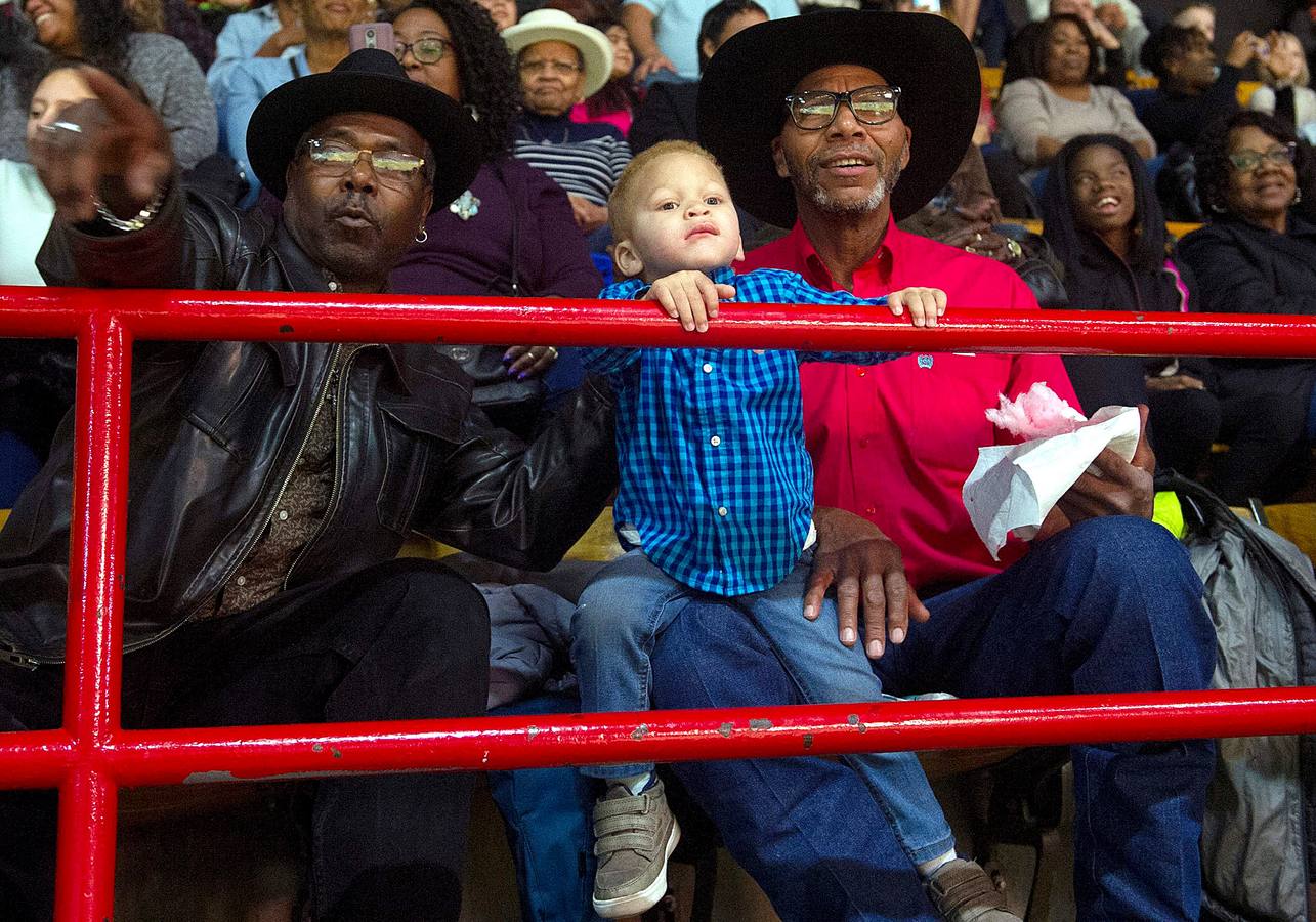 En Denver, Colorado, se celebra el único rodeo en el que participan vaqueros nativos y afroamericanos en homenaje a Martin Luther King. La historia viene de lejos, del tiempo en que se asignaba a los esclavos la tarea de guiar al ganado en las plantaciones y ranchos cuando los propietarios de las haciendas se iban a la Guerra Civil. Después, llegada la emancipación, sus habilidades en el manejo de los caballos y su buena disposición para realizar trabajos peligrosos hizo que sus servicios fueran muy demandados.