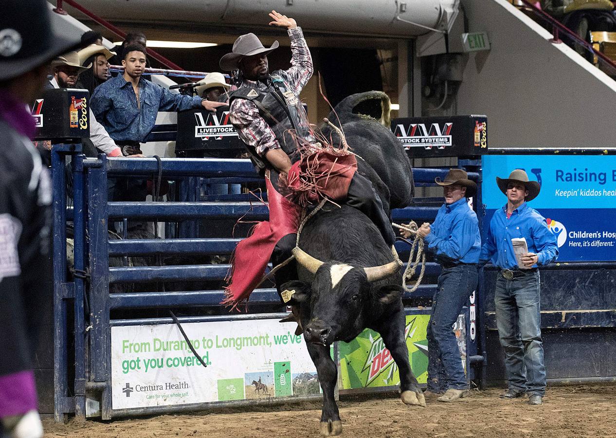 En Denver, Colorado, se celebra el único rodeo en el que participan vaqueros nativos y afroamericanos en homenaje a Martin Luther King. La historia viene de lejos, del tiempo en que se asignaba a los esclavos la tarea de guiar al ganado en las plantaciones y ranchos cuando los propietarios de las haciendas se iban a la Guerra Civil. Después, llegada la emancipación, sus habilidades en el manejo de los caballos y su buena disposición para realizar trabajos peligrosos hizo que sus servicios fueran muy demandados.