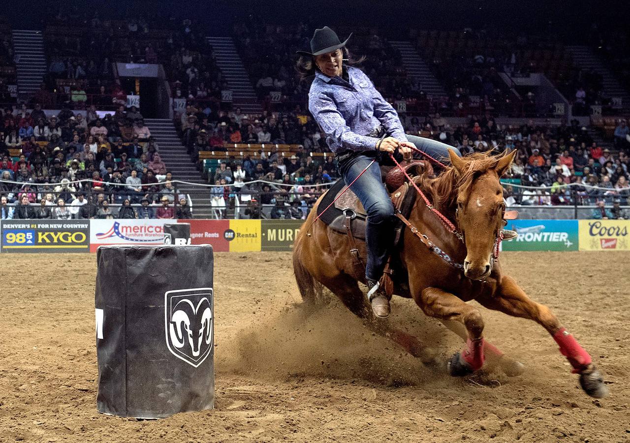 En Denver, Colorado, se celebra el único rodeo en el que participan vaqueros nativos y afroamericanos en homenaje a Martin Luther King. La historia viene de lejos, del tiempo en que se asignaba a los esclavos la tarea de guiar al ganado en las plantaciones y ranchos cuando los propietarios de las haciendas se iban a la Guerra Civil. Después, llegada la emancipación, sus habilidades en el manejo de los caballos y su buena disposición para realizar trabajos peligrosos hizo que sus servicios fueran muy demandados.