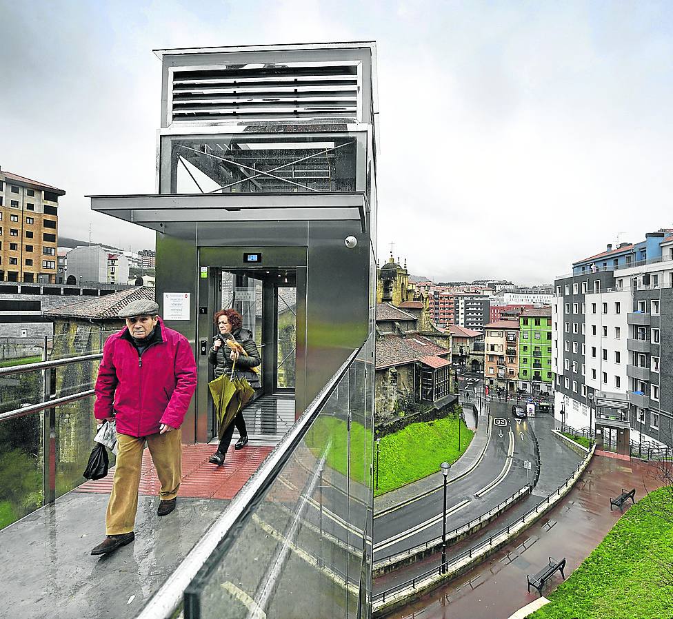 Aguantando la lluvia, José abandona el segundo ascensor de George Steer. 