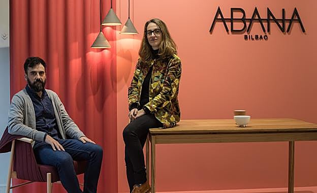 Lucas Abajoy Laxmi Nazabal, creadores de Abana Bilbao, junto a varias lámparas Matiko y una mesa Marzana. MAIKA SALGUERO