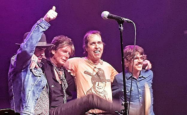 Despedida stoniana del batería, Sexton, Prophet con camiseta de John Wayne y el bajista 