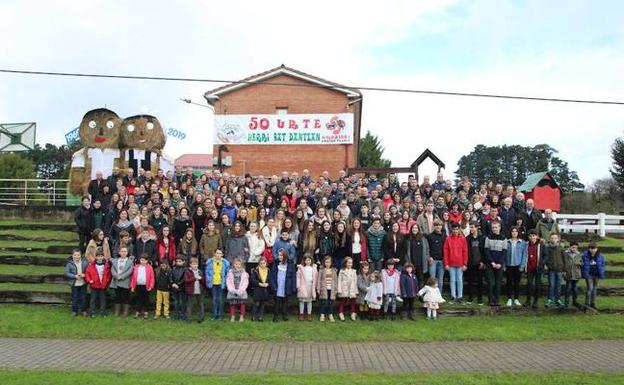 Alrededor de 400 dantzaris que han pasado por la agrupación se reunieron hace unos días en Forua. 