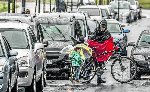 Imagen principal - Los vecinos de Zabalgana se las ingenian para sortear el tráfico en sus desplazamientos diarios a pie o en bicicleta. 