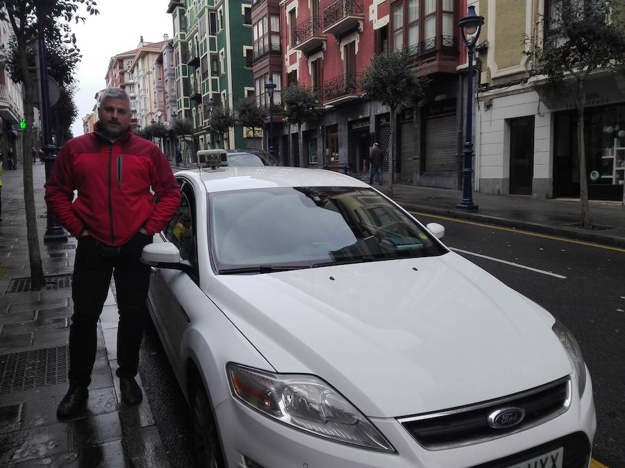 José Antonio García posa con su taxi. 