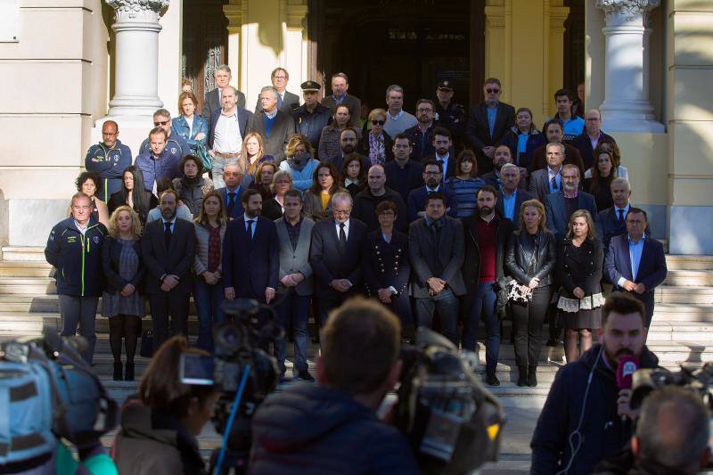 Instituciones, figuras públicas y vecinos han expresado sus condolencias a la familia del pequeño cuyo cadáver fue hallado de madrugada en el pozo en el que se le buscaba en Totalán