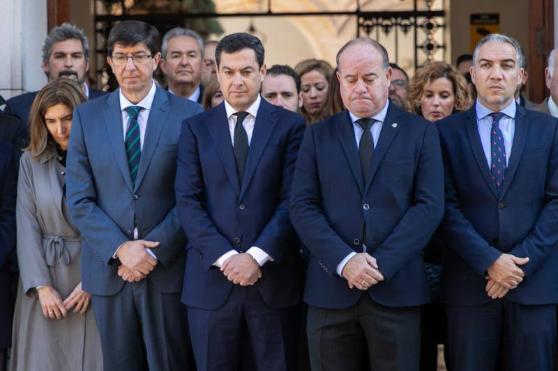 Instituciones, figuras públicas y vecinos han expresado sus condolencias a la familia del pequeño cuyo cadáver fue hallado de madrugada en el pozo en el que se le buscaba en Totalán