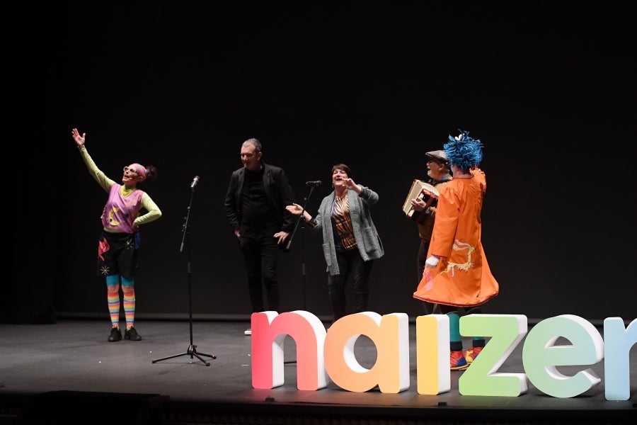 Las alrededor de 100 familias de menores transexuales del País Vasco y Navarra, que hasta ahora han formado parte de la asociación Chrysallis, han presentado este sábado su nueva marca, Naizen, con la que dejan de ser una delegación de la iniciativa nacional y se conforman en entidad independiente.