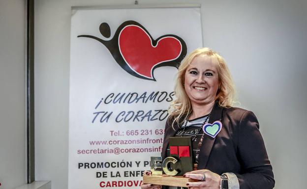 Maite San Saturnino posa con el premio que concede cada mes ELCORREOa personas que destacan en sus ámbitos. 