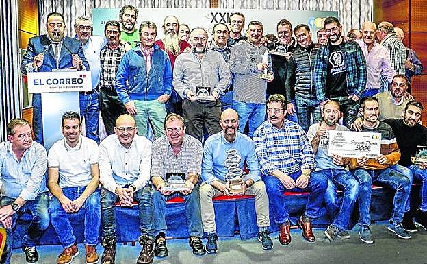 Foto de familia de los miembros de las sociedades gastronómicas galardonadas en la ceremonia de clausura del concurso. 