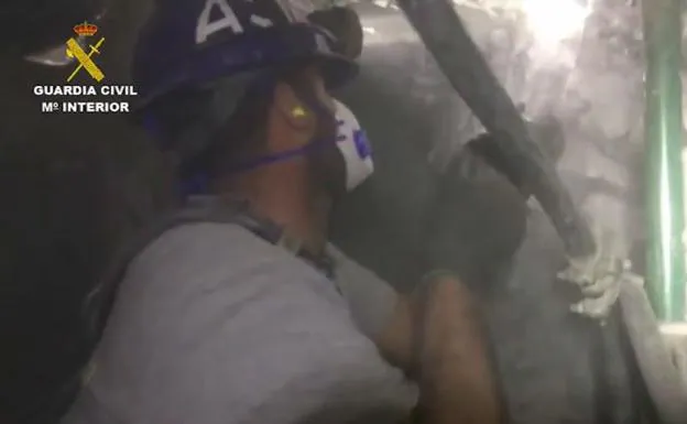 La Guardia Civil difunde las imágenes del rescate dentro del pozo