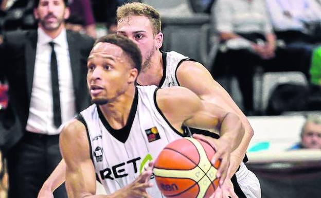 Brown se va del ahora lesionado Fernando Sierra durante el partido del Barris Nord. 