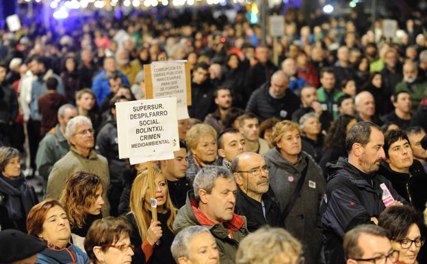 Algunos de los manifestantes contra la Supersur. 