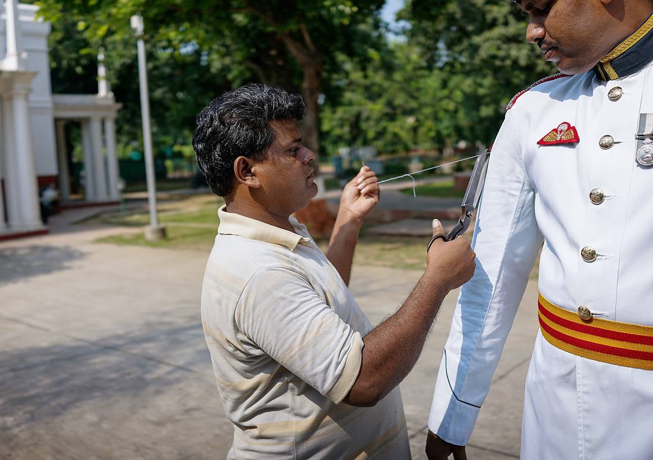 Los llamados «guardaespaldas del presidente» son una selecta unidad de caballería india compuesta por 200 miembros, asignada durante siglos a las personalidades del país. Para formar parte de este grupo de élite, que montará los mejores caballos y vestirá los más llamativos uniformes, los aspirantes deben medir al menos 1,82, tener apariencia agradable y una reputación fuera de dudas. Sin embargo, a pesar de la pompa y el nombre, los guardaespaldas no protegen al presidente: su seguridad corre a cargo de la policía de Delhi.