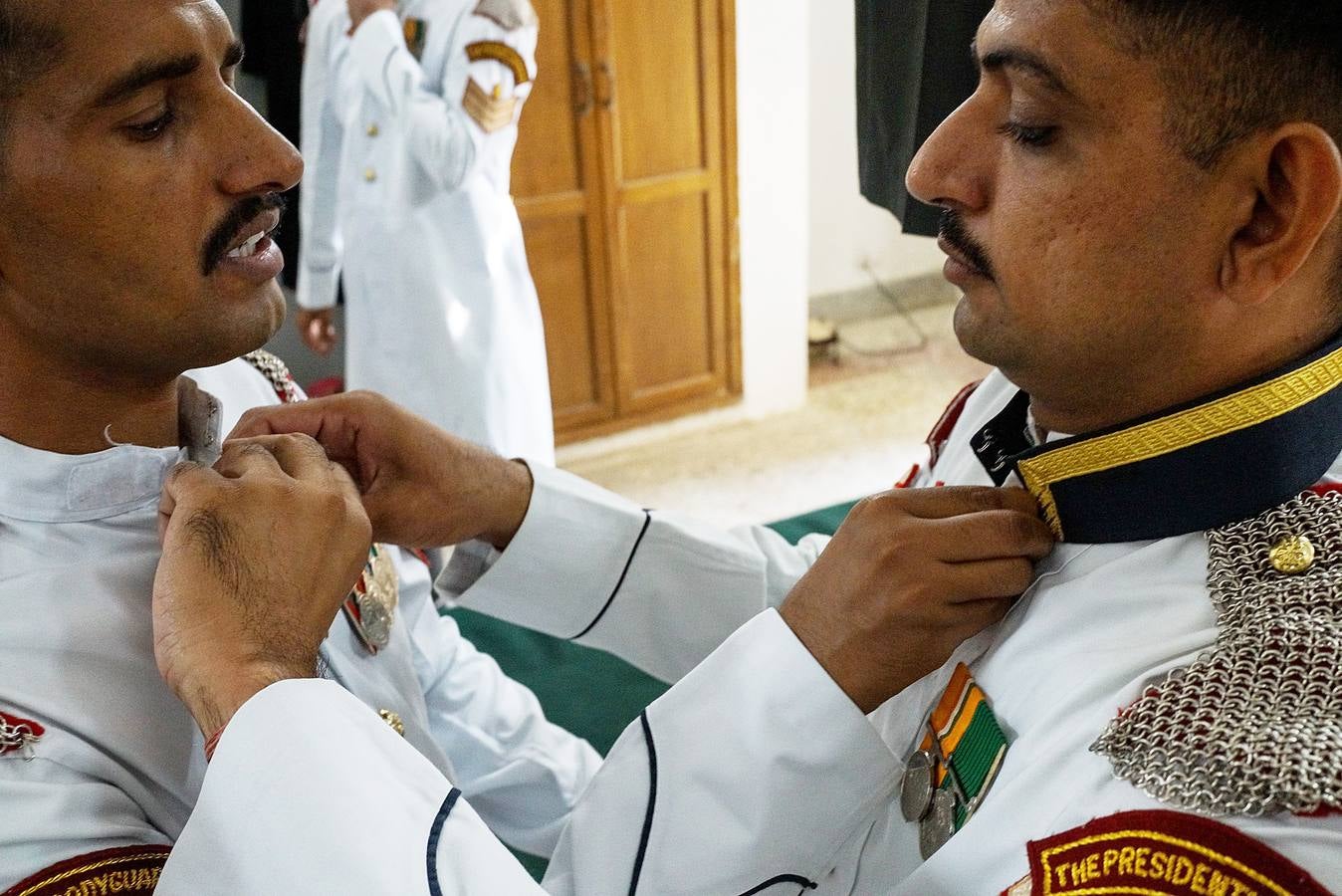 Los llamados «guardaespaldas del presidente» son una selecta unidad de caballería india compuesta por 200 miembros, asignada durante siglos a las personalidades del país. Para formar parte de este grupo de élite, que montará los mejores caballos y vestirá los más llamativos uniformes, los aspirantes deben medir al menos 1,82, tener apariencia agradable y una reputación fuera de dudas. Sin embargo, a pesar de la pompa y el nombre, los guardaespaldas no protegen al presidente: su seguridad corre a cargo de la policía de Delhi.