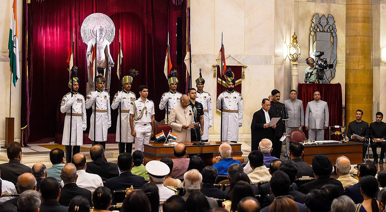 Los llamados «guardaespaldas del presidente» son una selecta unidad de caballería india compuesta por 200 miembros, asignada durante siglos a las personalidades del país. Para formar parte de este grupo de élite, que montará los mejores caballos y vestirá los más llamativos uniformes, los aspirantes deben medir al menos 1,82, tener apariencia agradable y una reputación fuera de dudas. Sin embargo, a pesar de la pompa y el nombre, los guardaespaldas no protegen al presidente: su seguridad corre a cargo de la policía de Delhi.