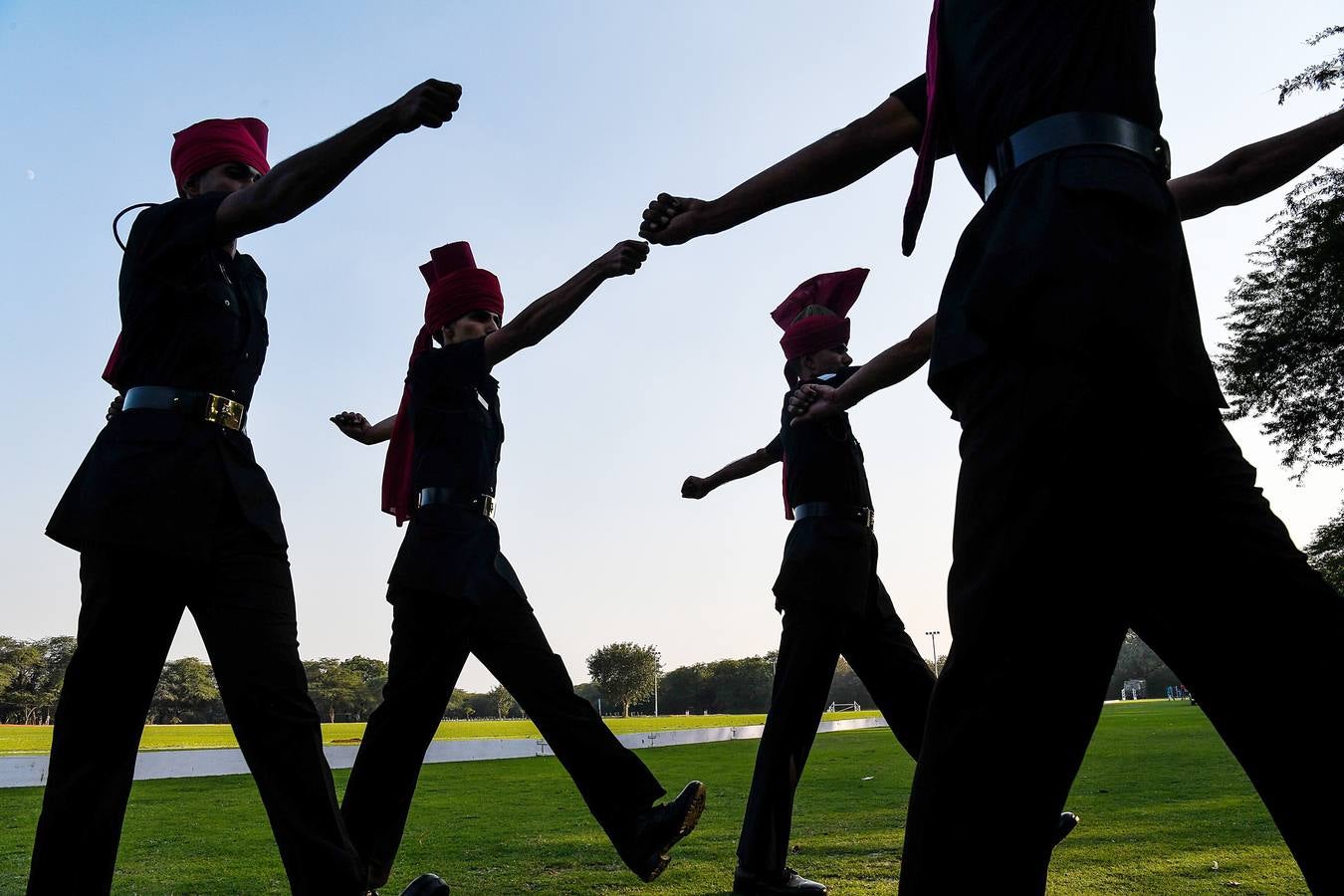 Los llamados «guardaespaldas del presidente» son una selecta unidad de caballería india compuesta por 200 miembros, asignada durante siglos a las personalidades del país. Para formar parte de este grupo de élite, que montará los mejores caballos y vestirá los más llamativos uniformes, los aspirantes deben medir al menos 1,82, tener apariencia agradable y una reputación fuera de dudas. Sin embargo, a pesar de la pompa y el nombre, los guardaespaldas no protegen al presidente: su seguridad corre a cargo de la policía de Delhi.