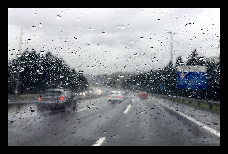 Mañana complicada en las carreteras por las intensas lluvias y el fuerte viento.