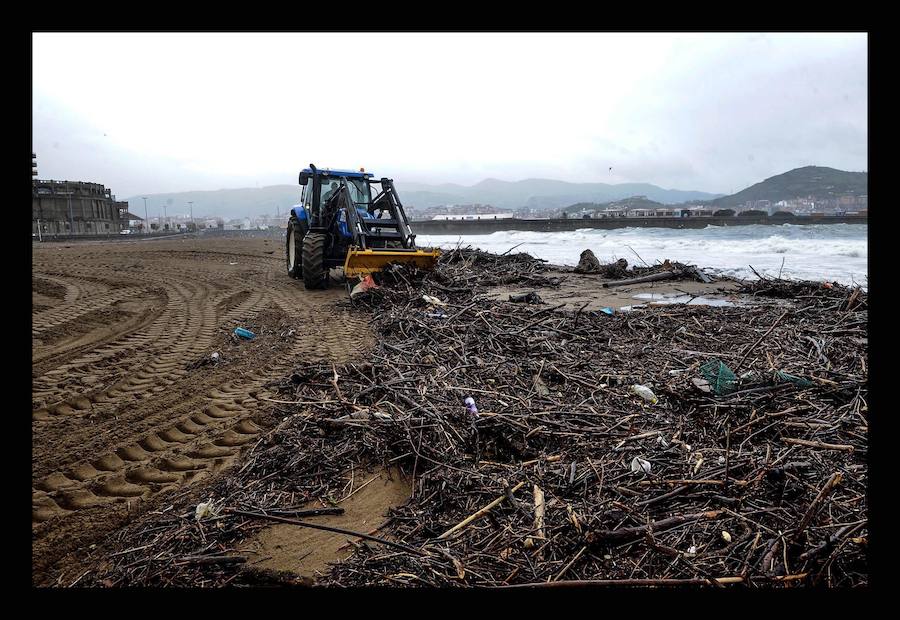 Ramas de árboles este lunes en la playa de Ereaga. 