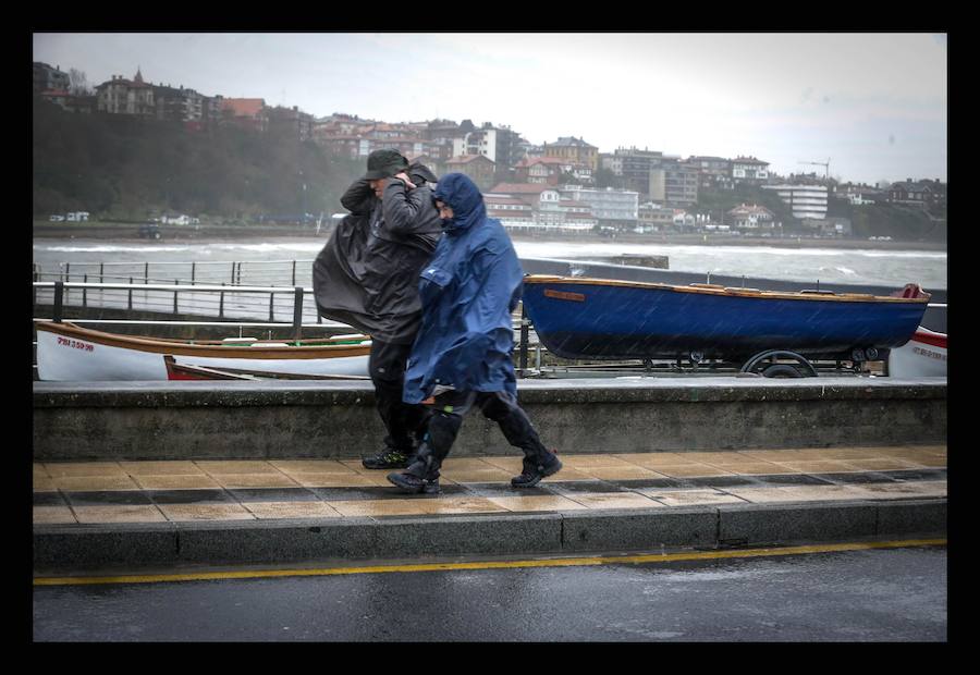 Dos hombres pasean por las cercanías del Puerto Viejo.