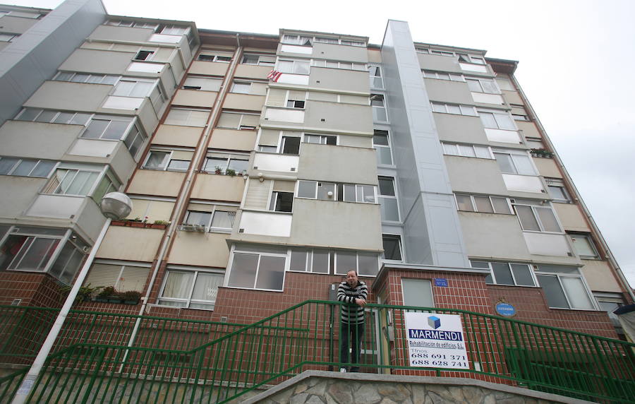 Ascensores instalados en la fachada de un edificio de viviendas en Otxarkoaga.