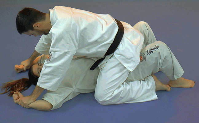 Aiala García y Jon Guinea simulan un situación de agresión y muestran cómo escapar. 