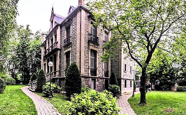 El Palacio Zulueta, cuya construcción fue encargada en 1903 al arquitecto Fausto Íñiguez de Betolaza, lleva cerrado y sin uso desde 2015. 